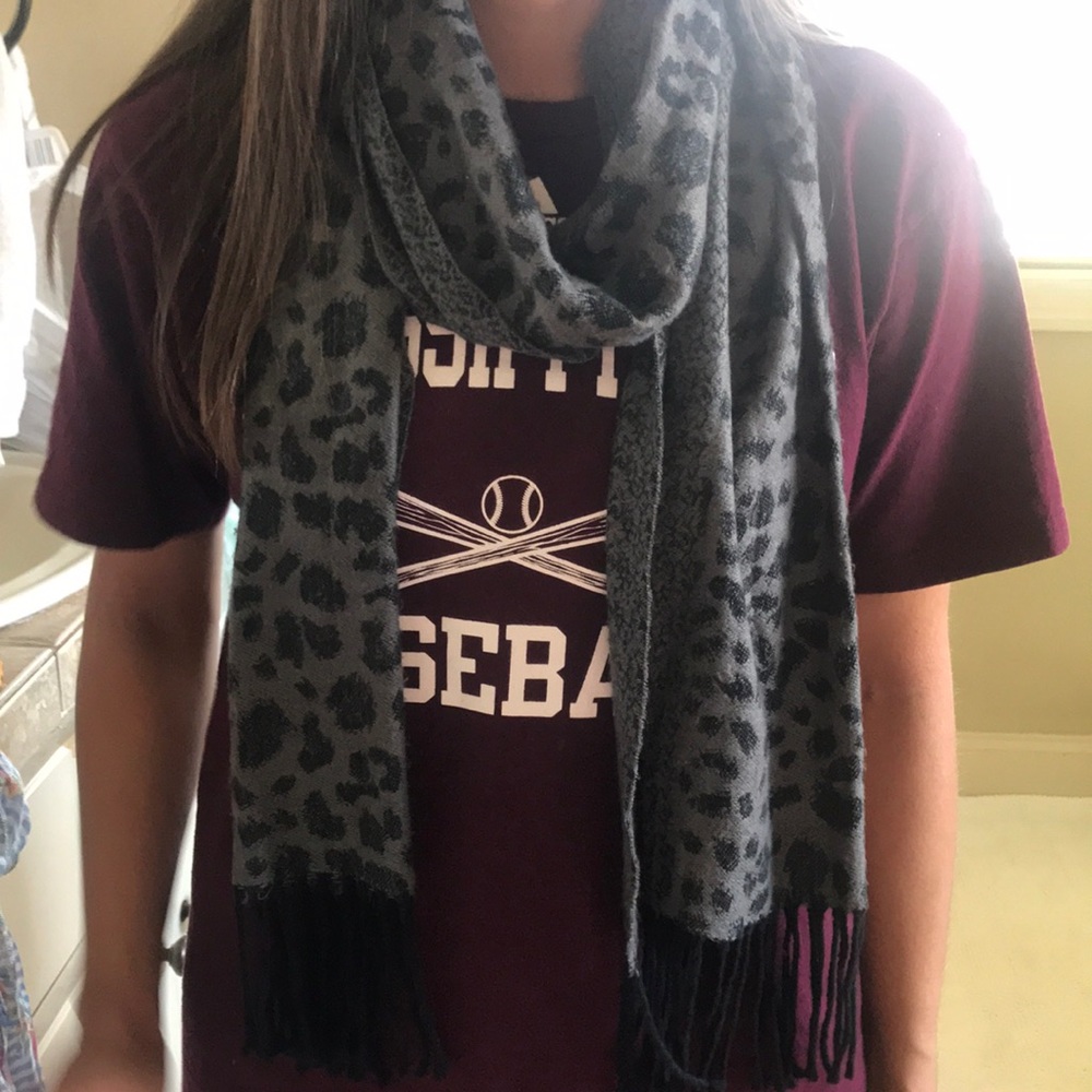 Grey cheetah print scarf